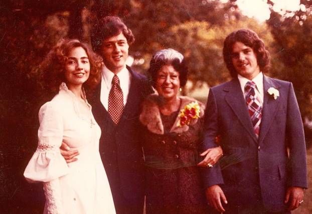 FOTO Neviđene fotke Hillary i Billa Clintona: 'Dragi, sretna ti pedeseta godišnjica braka'