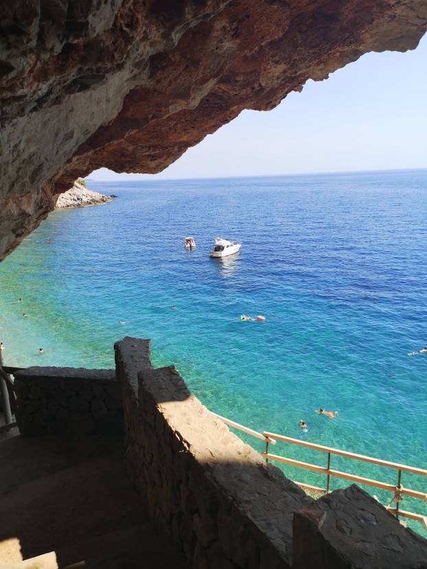 FOTO Ovako izgleda najljepša skrivena plaža u Hrvatskoj do koje je kamenje zatrpalo put