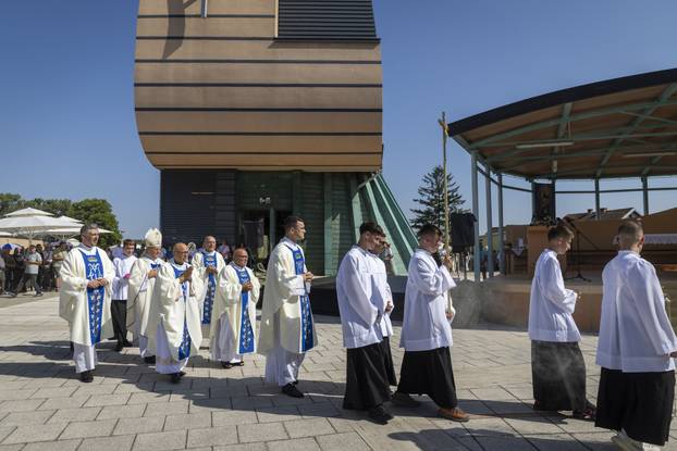 Misno slavlje u svetištu Gospe od Utočišta u Aljmašu na blagdan Velike Gospe