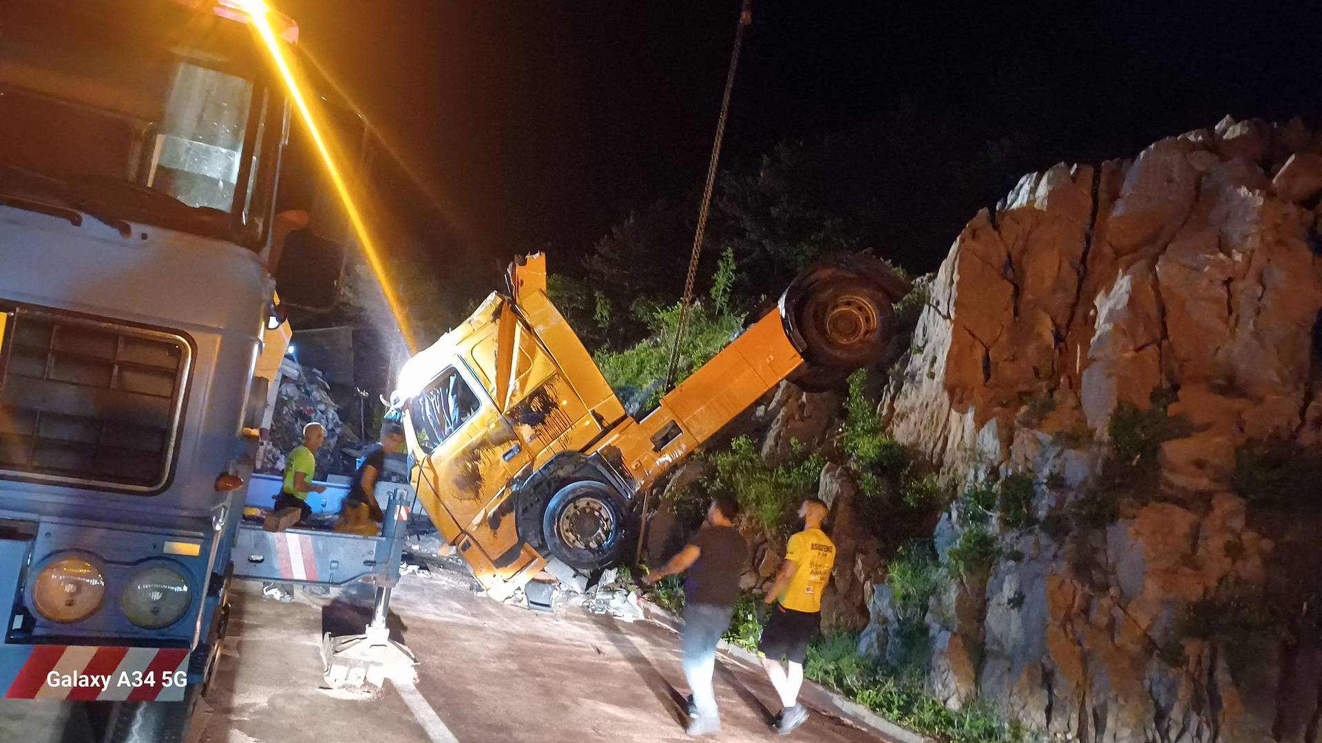 VIDEO Kamioni smrskani nakon sudara kod Klenovice, vozača helikopterom vozili u bolnicu