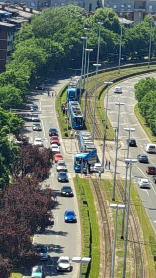 Pogledajte kaos na Jarunu gdje je tramvaj iskočio iz tračnica. Zabio se u policijski automobil