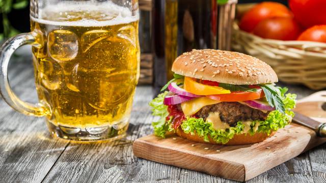 Isprobajte profesionalni trik za najsočniji burger, i 'zalijte' ga craft pivom  uz 24 Oranž popust