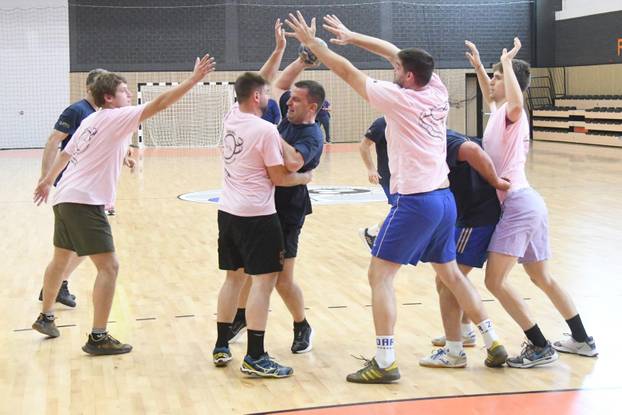 Bjelovar: Na atraktivnom BOK turniru igrali glumci, političari  te rukometni veterani