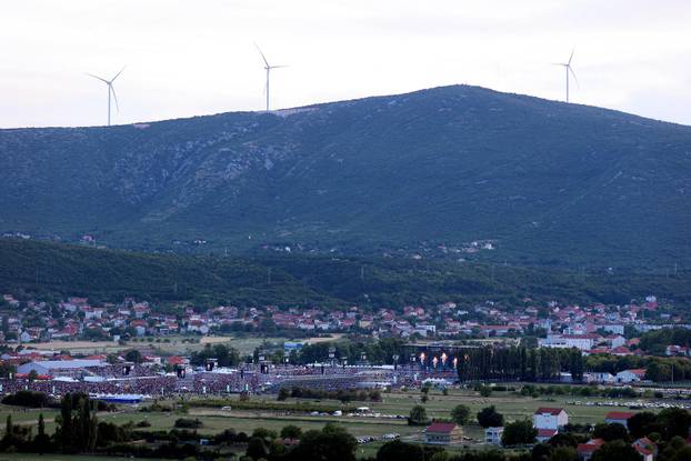 Sinj: Pogled na Hipodrom uoči početka Thompsonovog koncerta