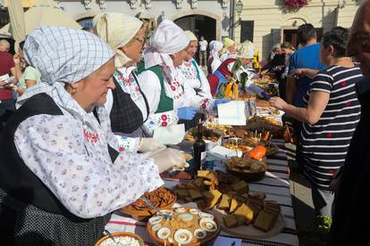 FOTO Samoborci i turisti uživali u delicijama kumica: U ponudi su bili čvarci, kruh, češnjovke...