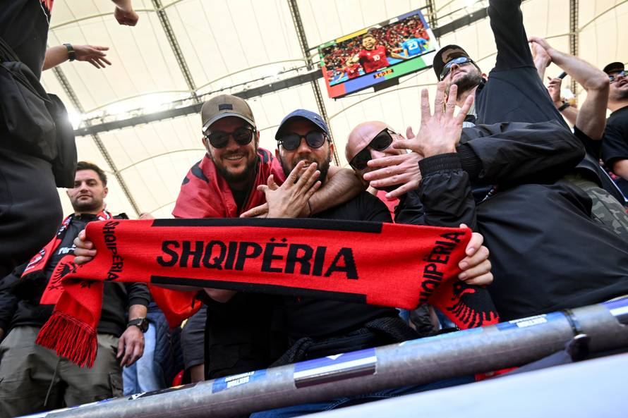Hamburg: Navijači uoči početka utakmice Hrvatske i Albanije u 2. kolu skupine B na Europskom prvenstvu