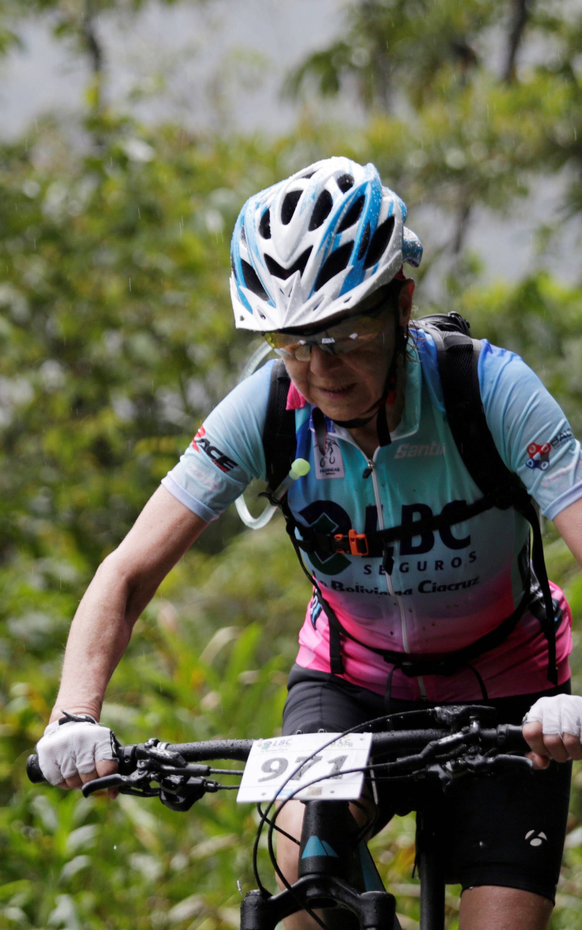 Neustrašiva baka (70) biciklom pokorila bolivijsku Cestu smrti