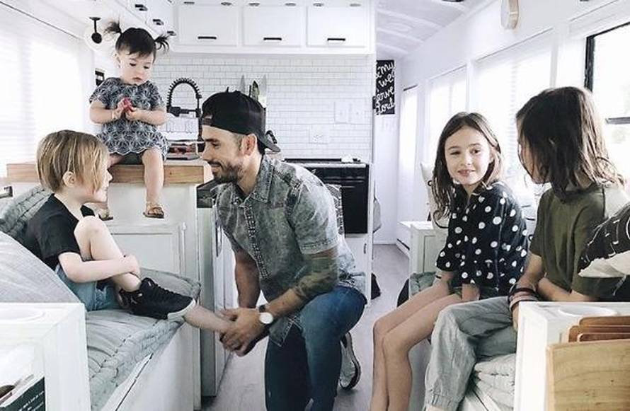 Obitelj živi u školskom busu: Želimo se zbližiti, ali i uštedjeti