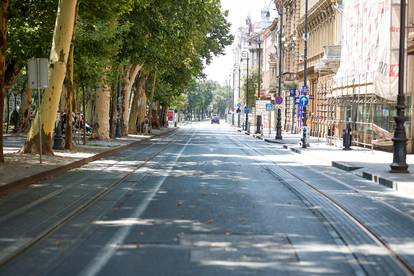 FOTO Vrućine ispraznile Zagreb. Turisti spavaju po livadama, a svi se osvježavaju i na zdencima