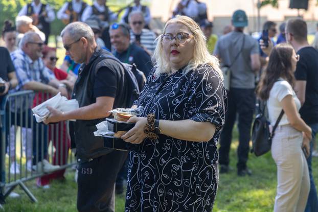 Osijek. Podjela graha na lijevoj obali Drave na Praznik rada