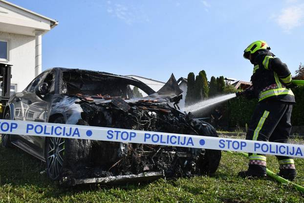 FOTO Izgorjeli skupocjeni auti kraj Požege: Viličarima ih iznosili da spriječe katastrofu
