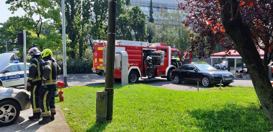 Snimka iz Sesveta: Auto mu se zapalio, izašao je na vrijeme...