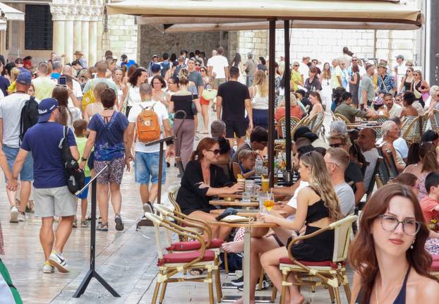 Dubrovnik ljeti, tisuće posjetitelja, ali i bogata ponuda za svakoga