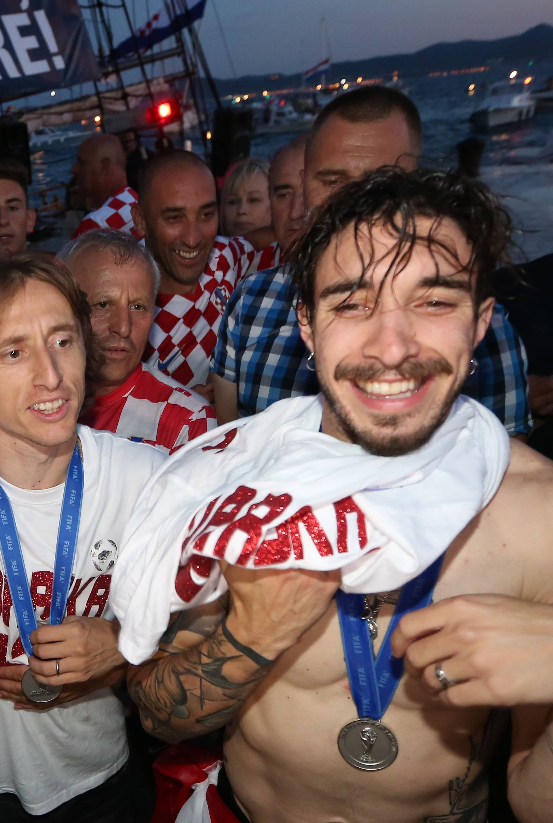 Kakva ludnica: Modrić, Vrsaljko i ekipa pjevali sa Zadranima...