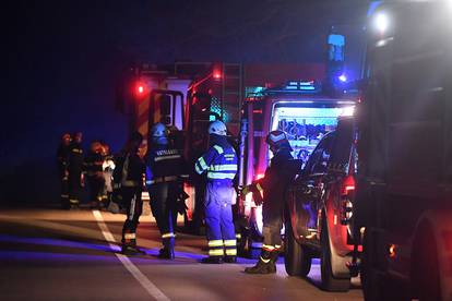 FOTO Teška noć na terenu u Zatonu: Vatrogasci i dalje gase, požar se vidi sve do Primoštena