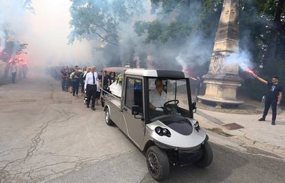 Obitelj i prijatelji oprostili se uz baklje od poginulog Oskara