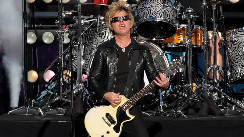 VIDEO Green Day bez političkih poruka na Super Bowlu: Evo kako je izgledao njihov nastup