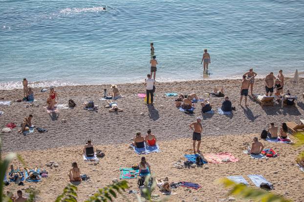 Dubrovnik: Plaža Banje i dalje puna kupača