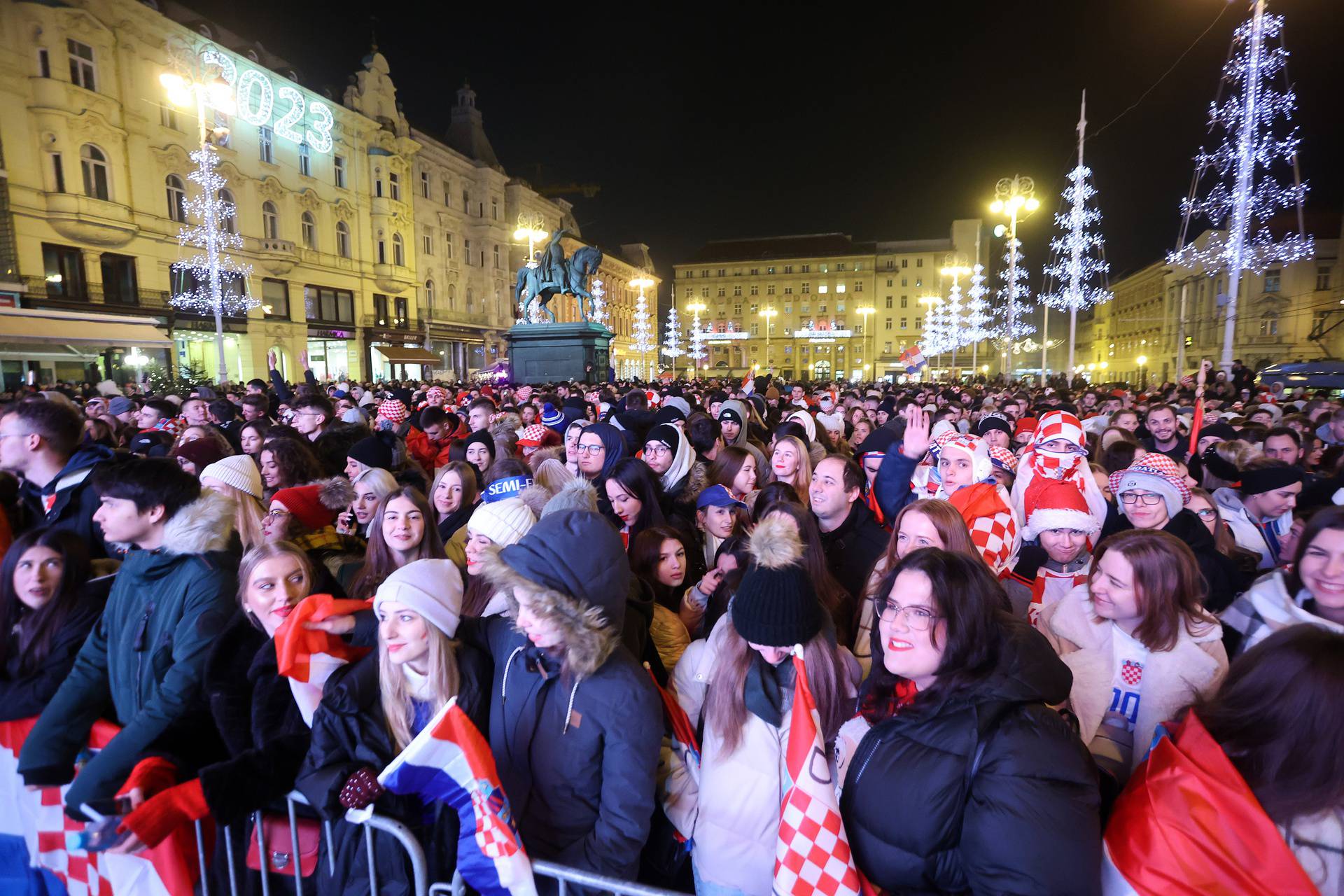 Zagreb: Navija?i gledaju utakmicu izme?u Hrvatske i Argentine na Trgu bana Josipa Jela?i?a