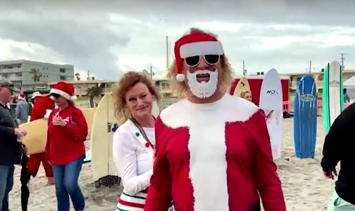 VIDEO Djedice na plaži u Floridi surfaju i slave Božić u svom stilu