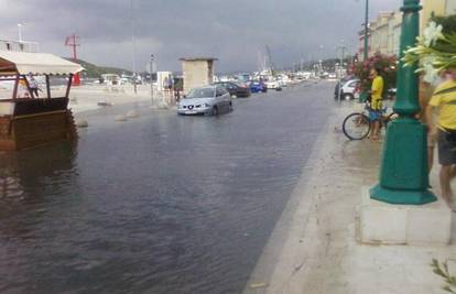 Plimni val u Malom Lošinju poplavio lokale i štandove