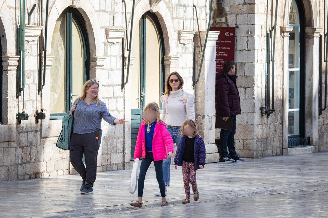 Glumačka zvijezda Emily Blunt stigla u Dubrovnik, pa u pratnji djece i dadilje prošetala gradom