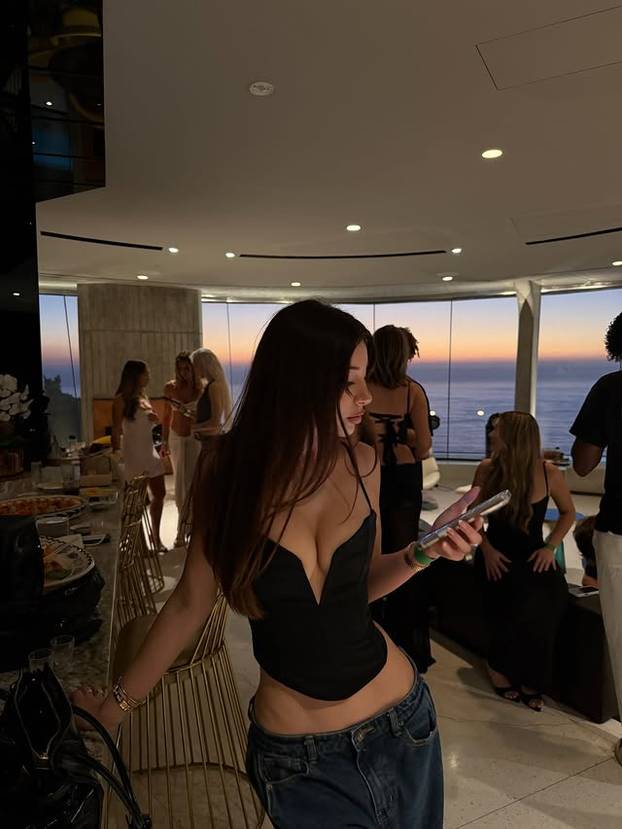 FOTO 'Nije lako imati velike grudi – žene su ljubomorne i ostavljaju zlobne komentare'