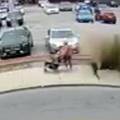 VIDEO Žena i dijete u kolicima 'za dlaku' su izbjegli eksploziju šahta, poklopac odletio u zrak!