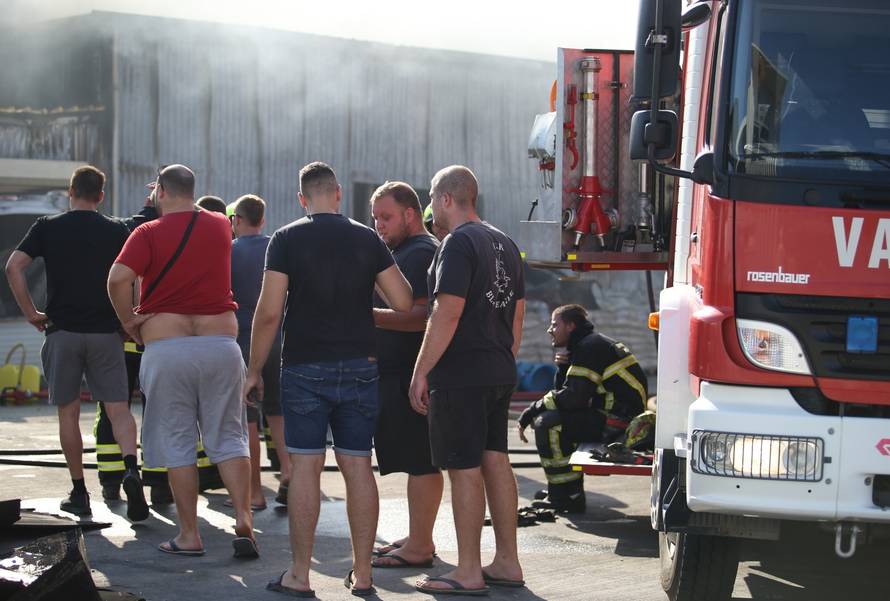 Kaštel Novi: Vatrogasci ugasili požar u tvornici za preradu ribe
