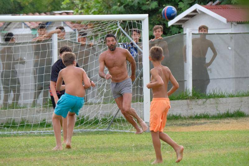 * MINIMUMÃ WEB USAGEÃ FEE * Marina di Massa (MS) Gigi Buffon plays football in the rain with the kids bathroom Bulgarelli MINIMUM PRICE FOR USE WEB 200 Ã¢,Â¬ FOR 10 PHOTOS