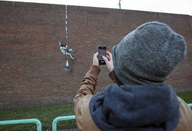 Novo Banksyjevo djelo krasi zid bivšeg zatvora u Readingu