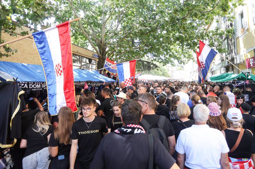 Brojni obožavatelji na ulicama Sinja uoči Thompsonovog koncerta