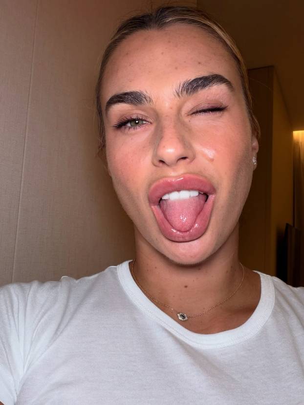 FOTO Najzgodnija tenisačica istaknula obline u uskoj majici