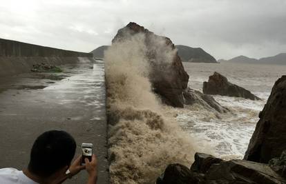 Tajfun poharao Tajvan i Kinu: Stao promet, evakuirali ljude