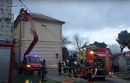 Požar u staroj školi u Kaštel Sućurcu gasilo 20 vatrogasaca