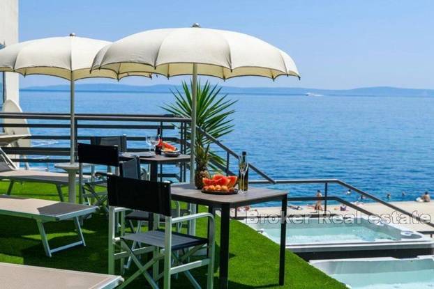 FOTO U Splitu prodaju luksuznu nekretninu prvi red do mora. Do plaže su i jacuzziji. Ovo je cijena