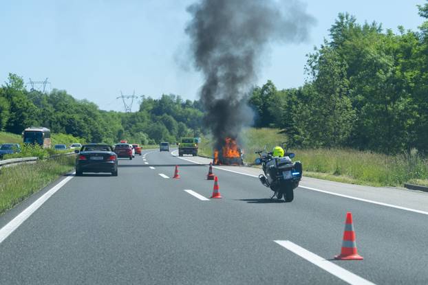 Vukova Gorica: Osobni automobil gori na A1