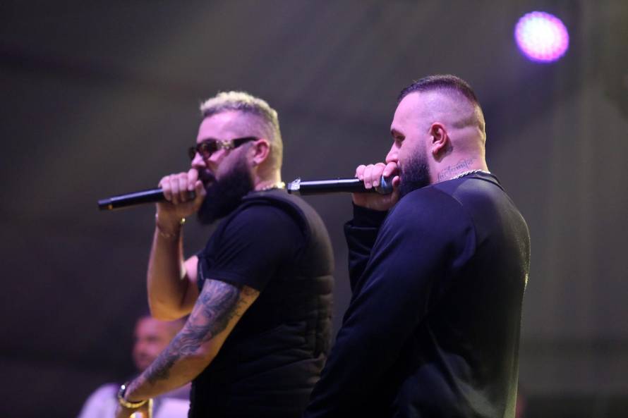 Reperi Jala Brat i Buba Corelli kršili mjere, policija prekinula nastup i potjerala ih s pozornice