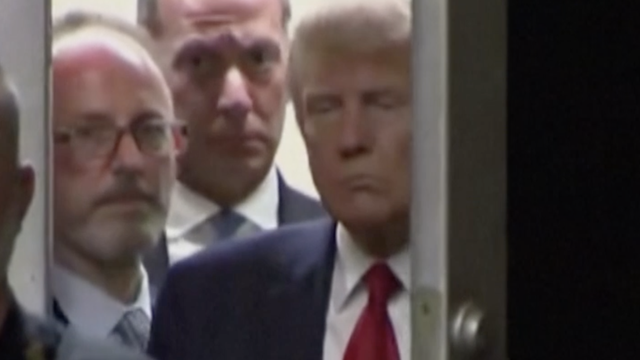 Pogledajte kako su Trumpu zalupili  vrata pred nosom!