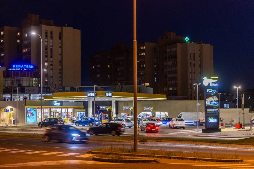 Pula: Automobili na benzinskim pumpama uoči sutrašnjeg poskupljenja benzina