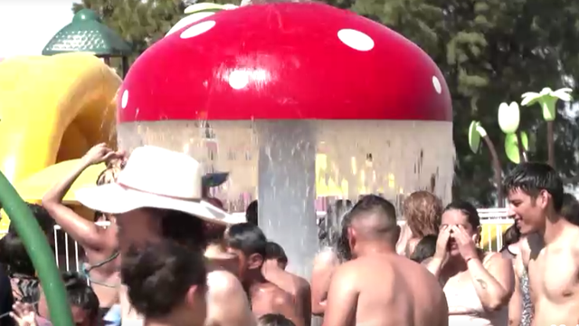 VIDEO Argentinci se 'prže' na 36 stupnjeva, spas pronašli pod javnim tuševima: 'Sve se topi'