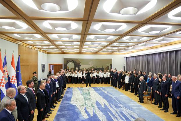 Zagreb: Zoran Milanović uručio odlikovanja i priznanja zaslužnim pojedincima i organizacijama iz područja kulture, znanosti, sporta i gospodarstva