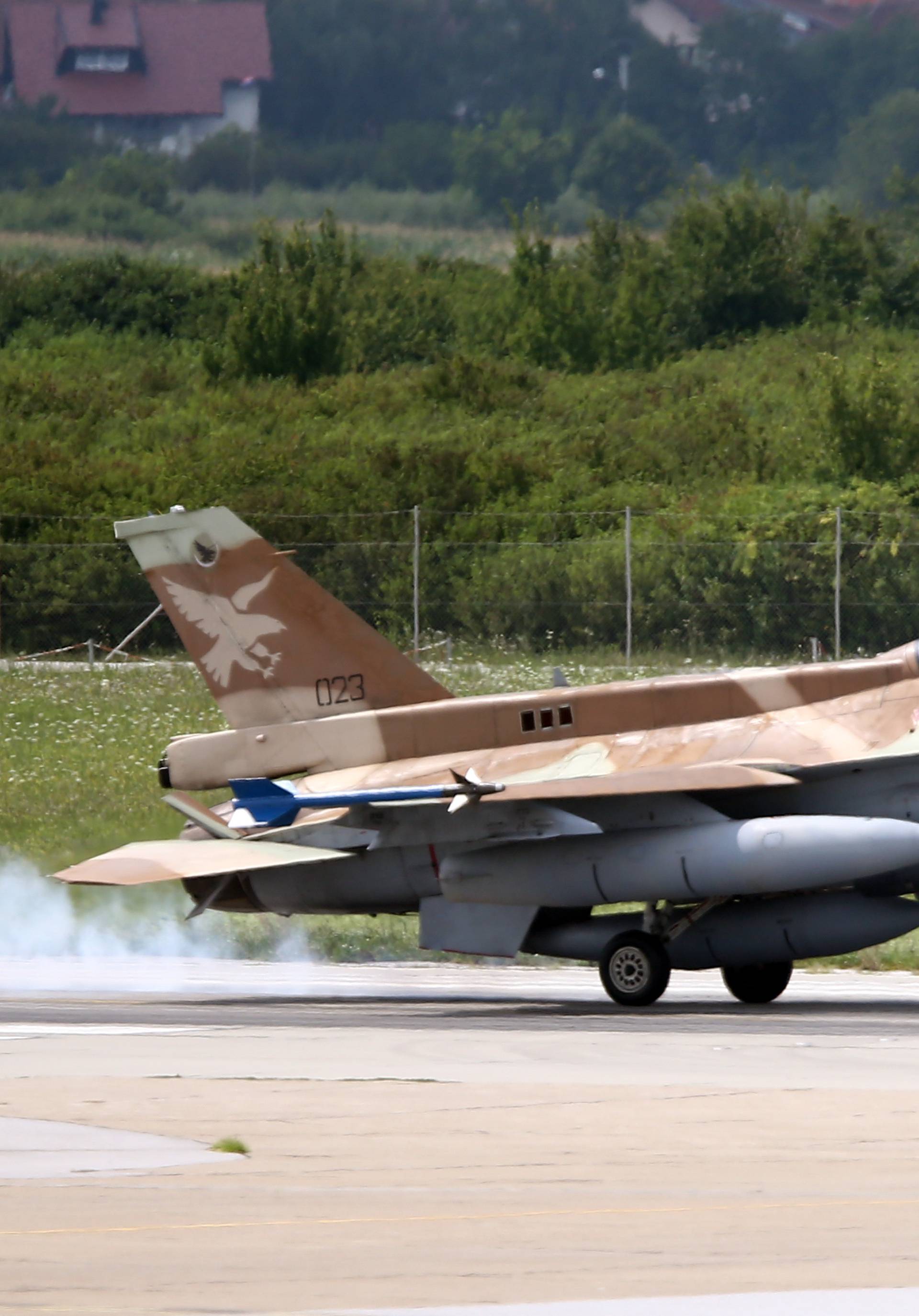 Oni se "tuku", a mi ne letimo: Što će biti s našim avionima?