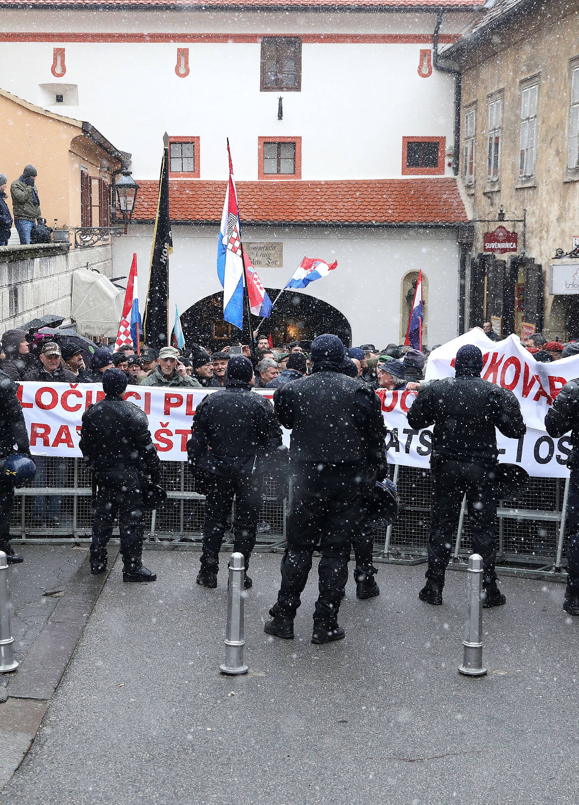 Prosvjednici došli do Kamenitih vrata, dalje ne mogu: 'Izdaja!'