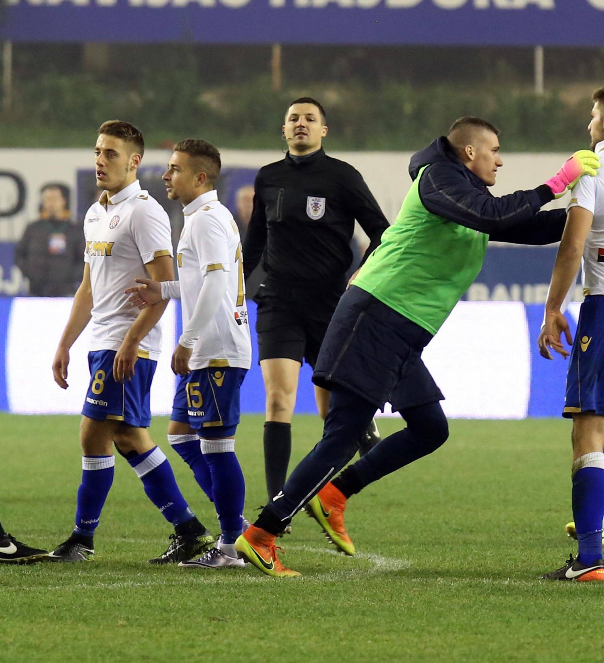 Hajdukov stoper zaletio se na suca, spriječili su ga suigrači!