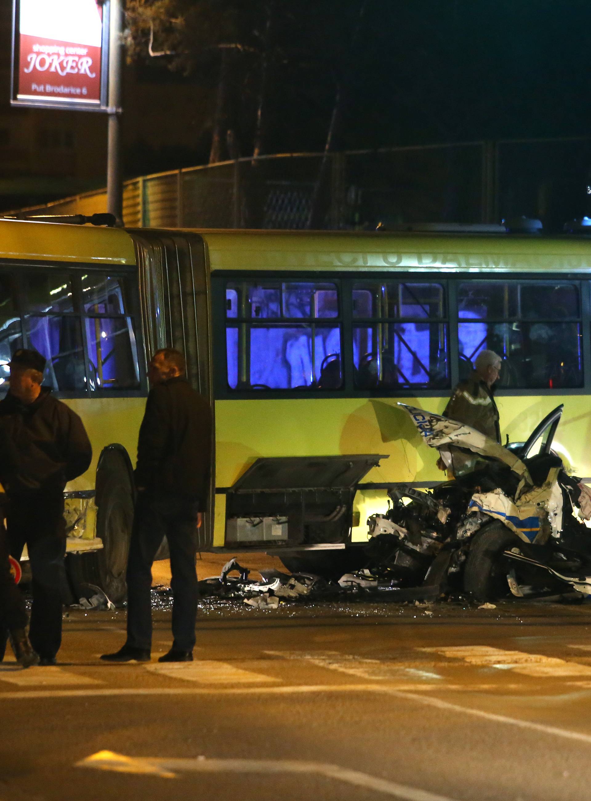 Policijskim autom se zabili u autobus, dvojica su ozlijeđena