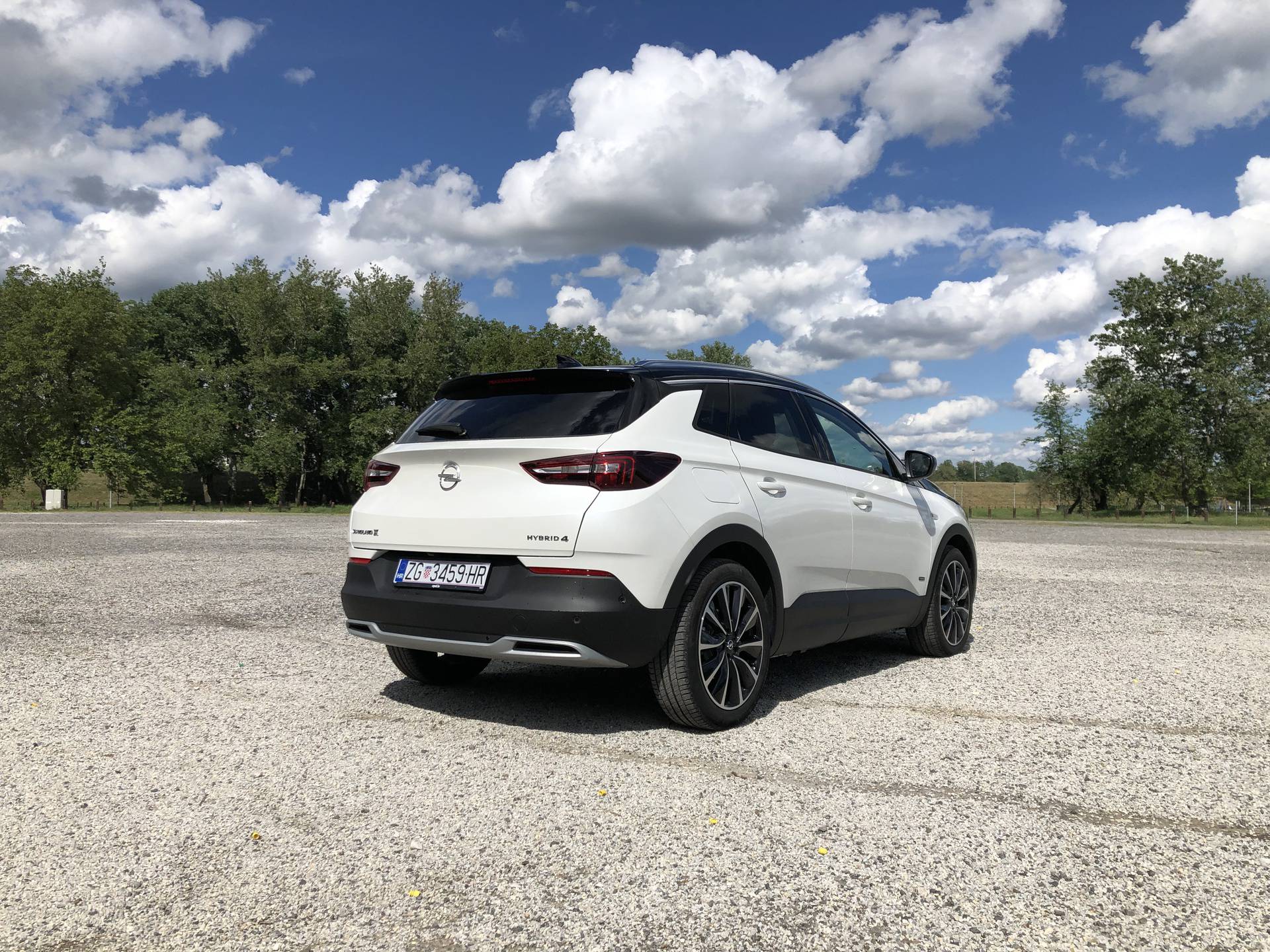 Opel Grandland X Hybrid 4 može trošiti manje od 3 litre, a juriti poput sportskog auta