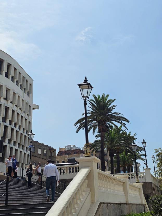 FOTO Majmuni su nam skakali po glavama na Gibraltaru i jeli iz ruke. Mame su pokazale zube