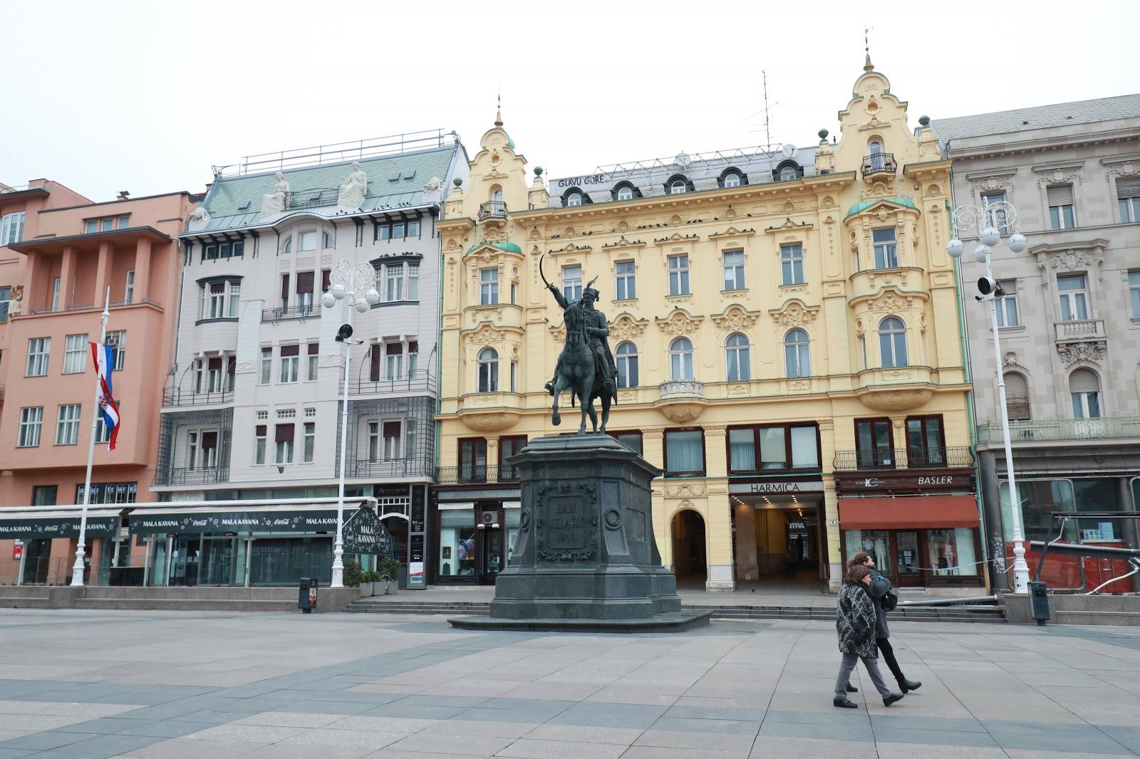 Zagreb: Na pročelju zgrade na glavnom gradskom trgu osvanu natpis "Glavu gore"