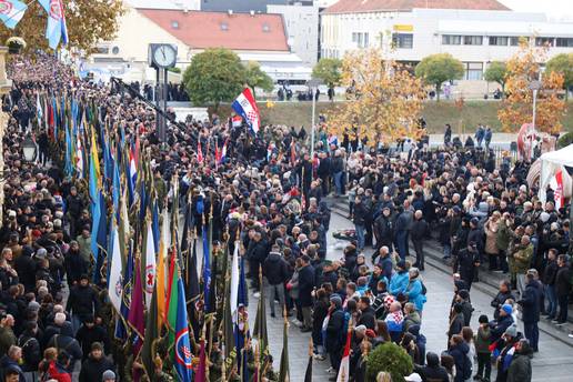UŽIVO Velike Kolone sjećanja u Vukovaru i Škabrnji: 'Mješaju mi se osjećaji ponosa i tuge'